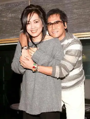 齐秦再当父亲混乱情史曝光 旧爱为生存陪酒