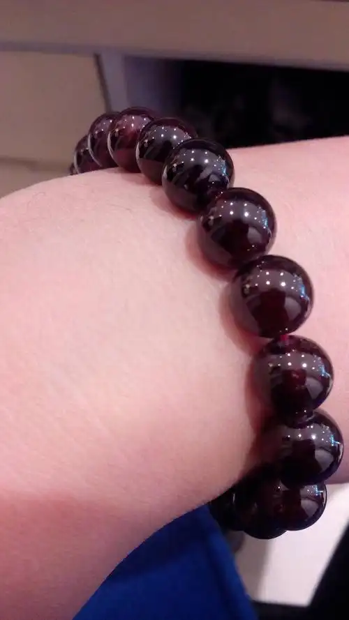 谁懂石榴石,我男朋友给我买了一串石榴石,一百多,为什么看起来不像