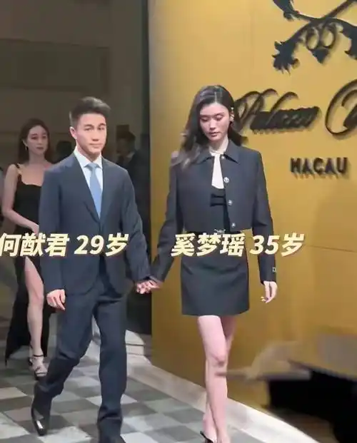 原创赌王家族罕合体何超凤稳居c位四太成陪衬何猷君当众秀恩爱