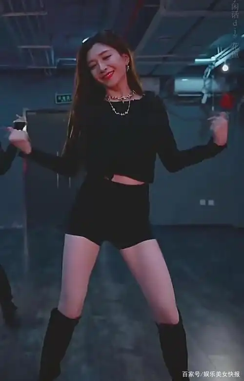 江疏影化身热辣舞女,超短裤性感跳舞