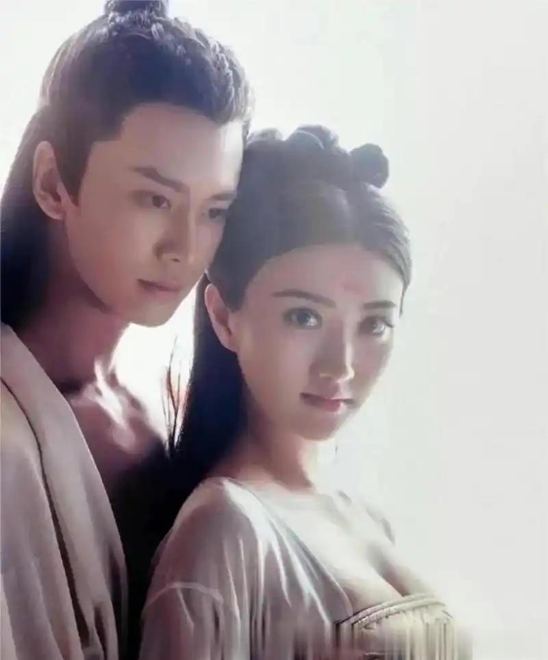 据说这是景甜,任嘉伦出演的电视剧《大唐荣耀》当时的官方海报,以前