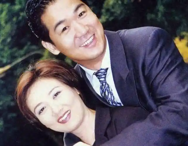 在文工团他认识了第一任妻子罗秀春,因为年纪相仿,所以身边的人就开始