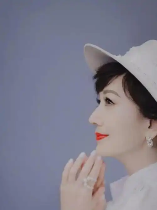 65岁赵雅芝超逆龄白色裙装优雅高贵侧颜精致迷人