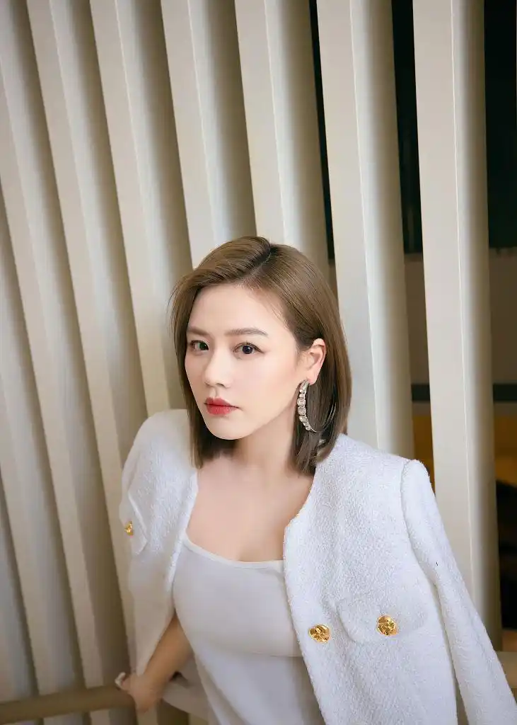 马思纯白色西服套装清新亮眼 镜头下温柔浅笑甜美十足