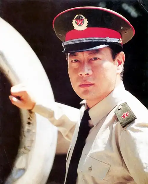 回顾巫刚:当过木工,电工,和前妻结婚无儿无女,和陈瑾相伴20年