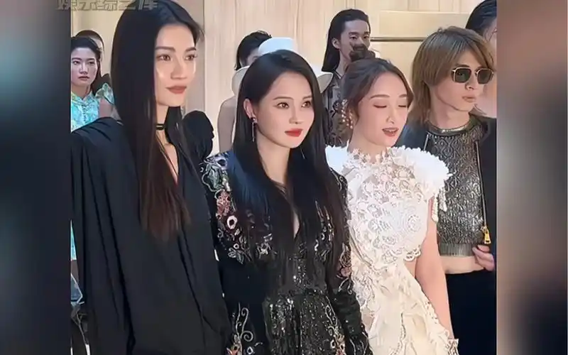 路人视角的伊能静好能打 55岁的 #伊能静 与大家合影,气质与颜值真是