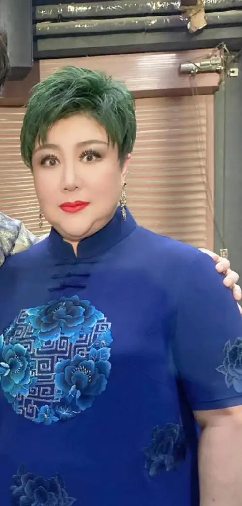 李亚鹏|郭德纲老婆演出,染绿头发容貌大变,郭麒麟忙叫妈弯腰递水显