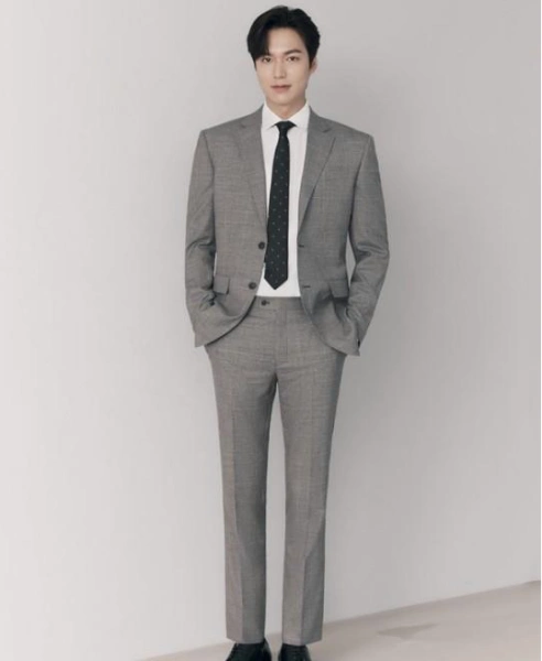 李敏镐的帅气,一个是自身条件决定的,187的高个,传说中的衣服架子身高