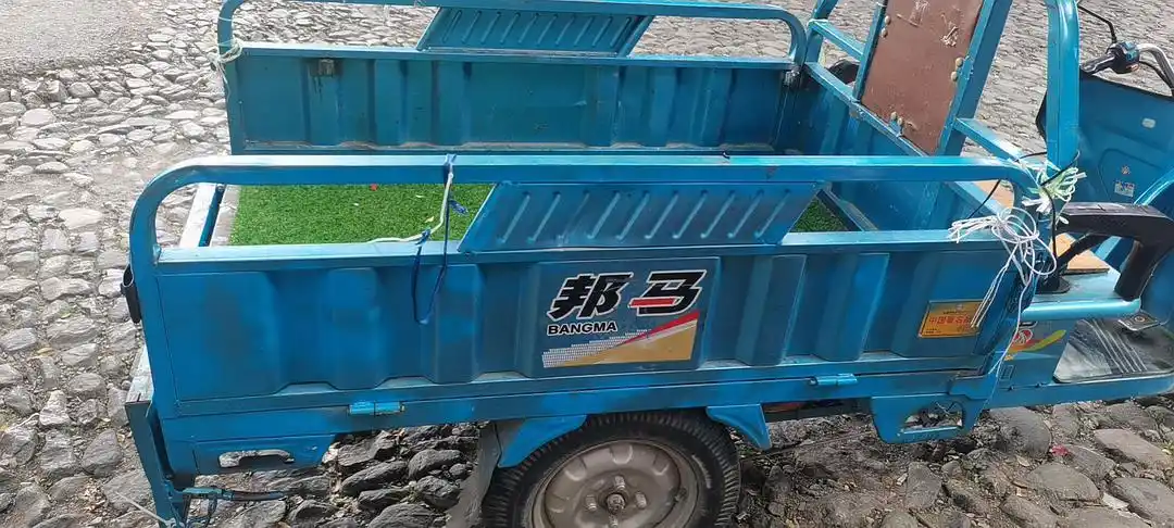 有三辆三轮车出售了摆摊可以卖水果可以送都是马力强大