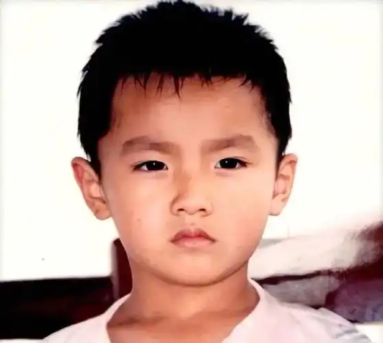 刘昊然童年旧照#刘昊然小时候也太可爱了吧,肉嘟嘟好想去捏一下,谷换