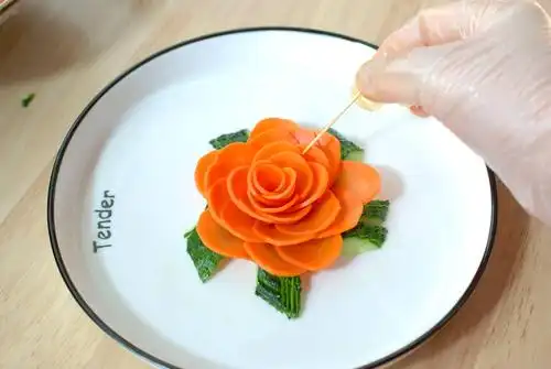 1根黄花1根胡萝卜教你做一个漂亮的盘子装饰太简单了
