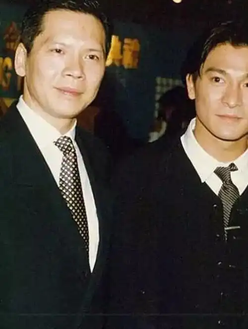 向华强和谢贤的势力都很大,难以比较向华强是香港娱乐圈的老大,黑白两