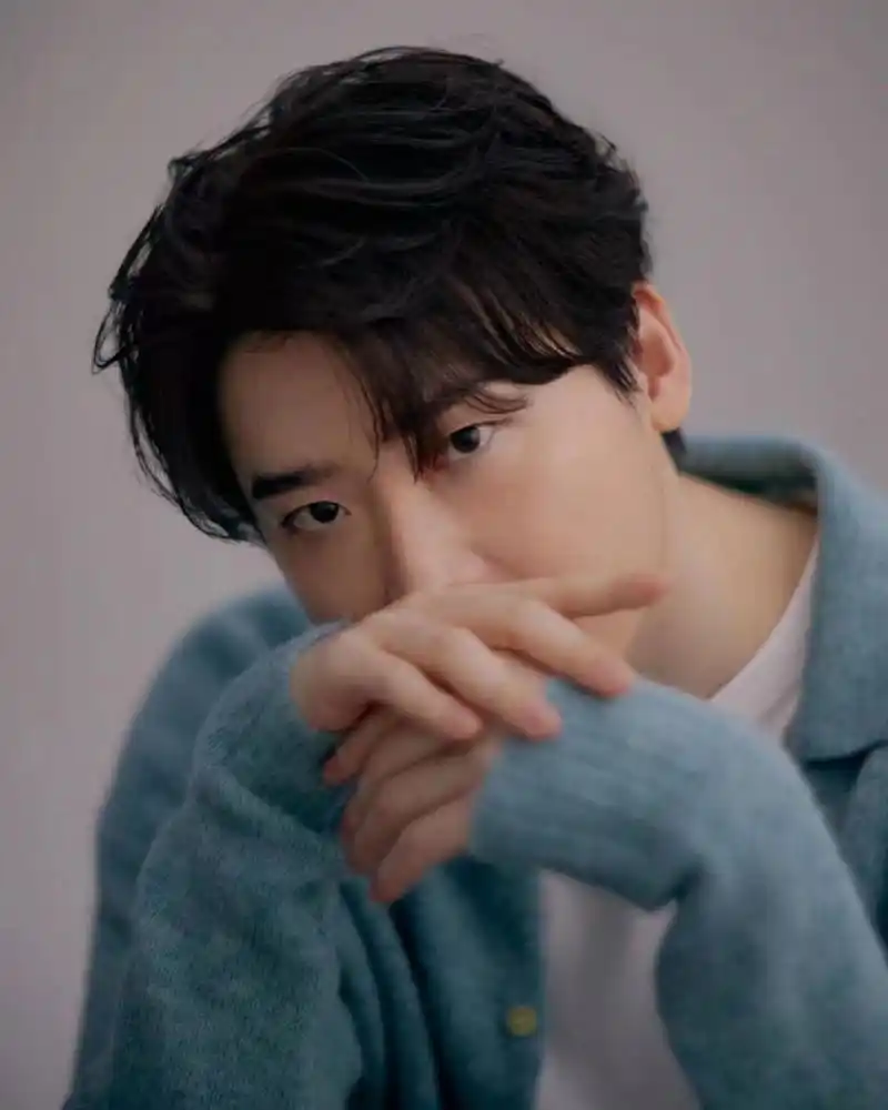 1/17elle更新李钟硕拍摄图片 蓝色毛衣 #人间理想李钟硕# #elle