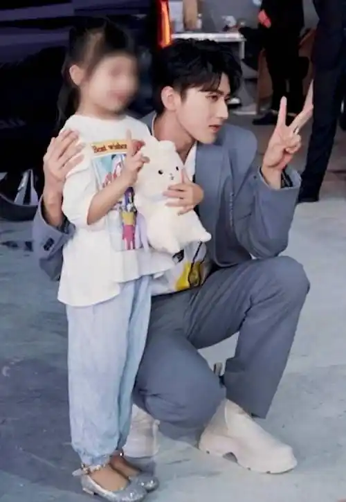 蔡徐坤下车与小女孩合影哄小朋友眼神动作超温柔