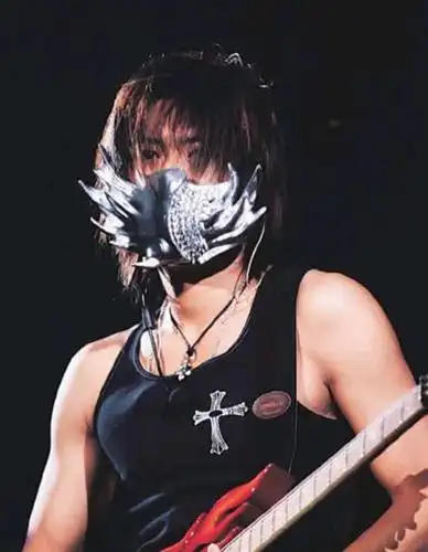 谢霆锋最经典的一场演唱会非2002年的红馆《viva live》演唱会莫属了.