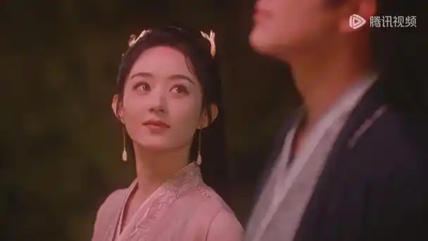 当然,赵丽颖亦赋予了沈璃人性化,生活化的眼神细节,时而柔情似水,时而