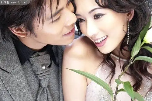 图片介绍当前图片:亲密婚纱情人,主题为情侣照片,可用作高清婚纱人物
