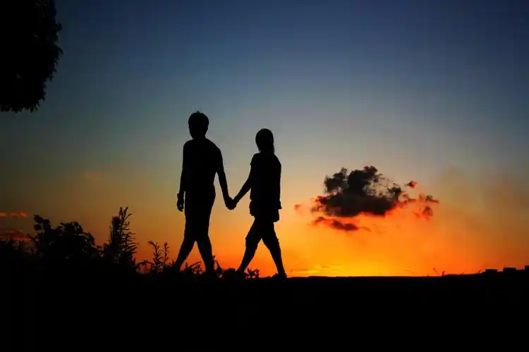 唯美牵手剪影图片