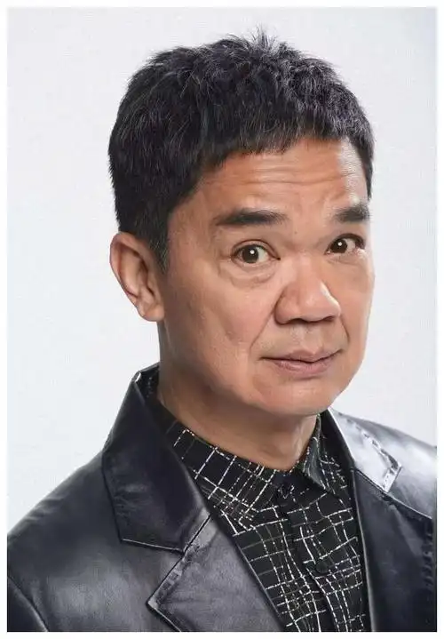 恶人专业户黄光亮近照露出招牌式笑容引粉丝回忆杀