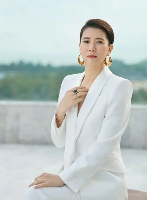 简介:袁咏仪白色西装干练魅力写真图片,分享一组袁咏仪图片给大家,图