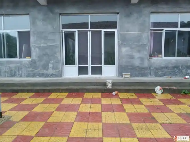 出售104周庄附近4间平房带七字精装修3年的婚房