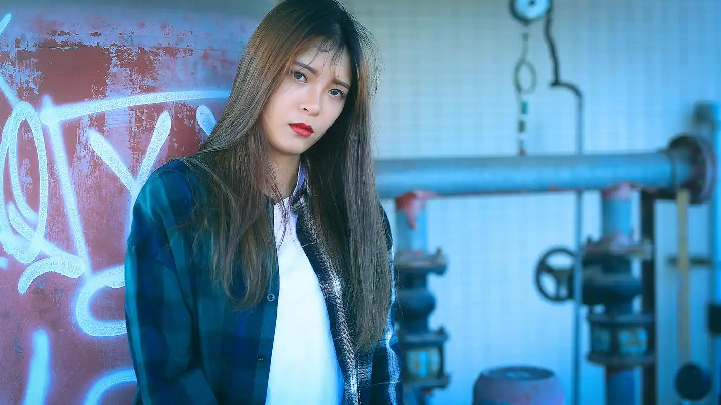 长发红唇美女户外写真高清宽屏壁纸