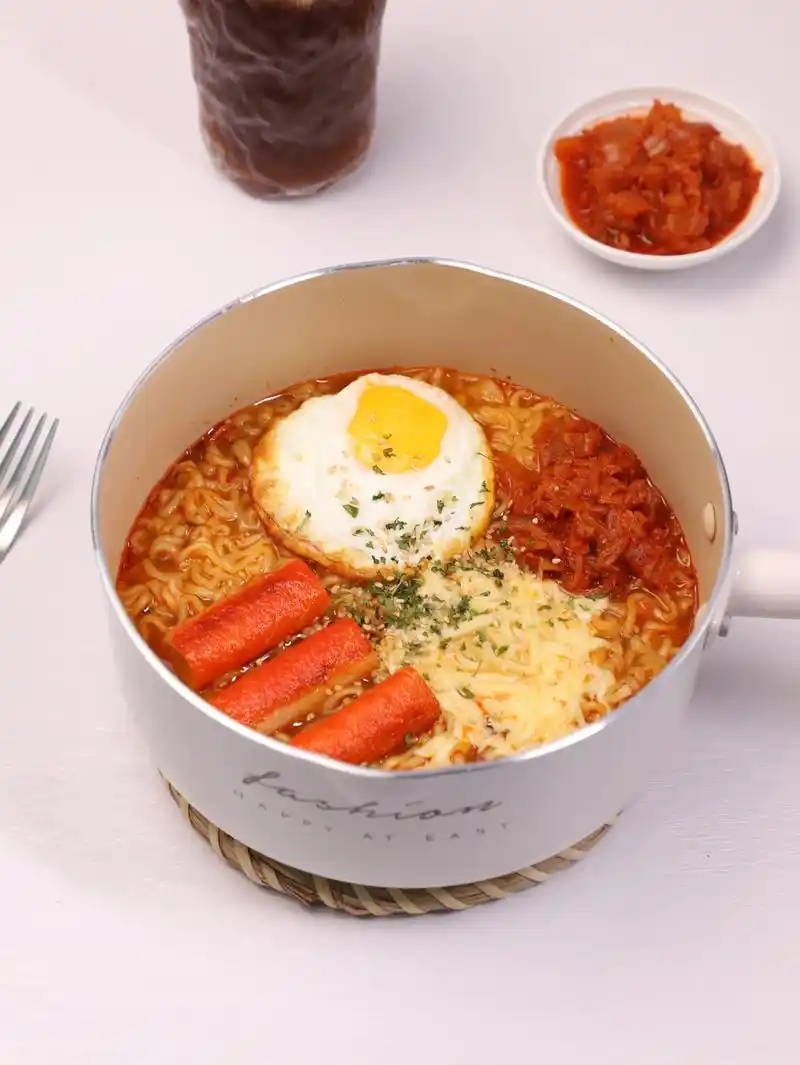 泡菜芝士拉面!幸福感爆棚!一碗拉面承包我一整天的快乐源 - 抖音