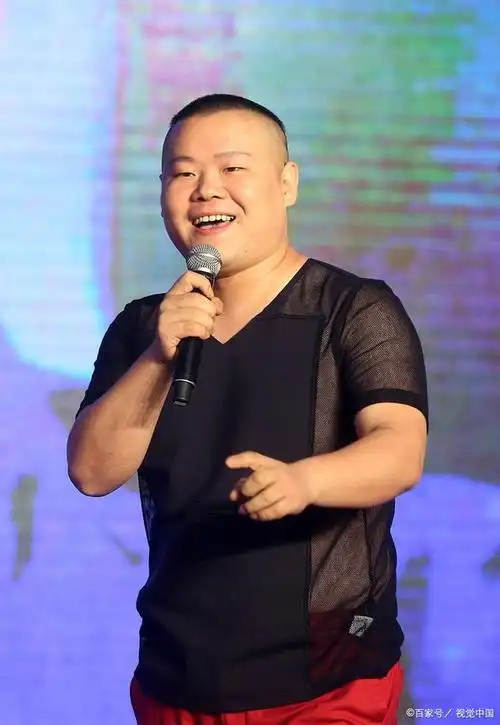 岳云鹏直播献唱惊艳网友,喜剧天赋获赞,与爱妻穿情侣装甜蜜逛街