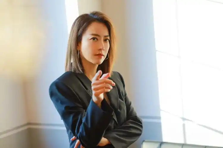 英皇经纪人霍汶希西装裙造型写真 眼神冷冽气质干练_高清图集_新浪网