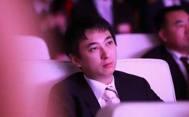 太癫!前有汪小菲,后有王思聪,穿5100块"老头衫",胖成了沈腾|军校|战争