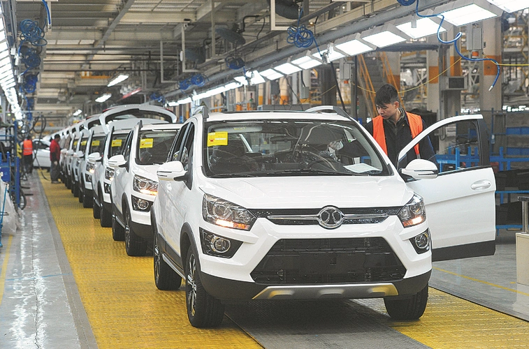 北汽株洲基地产销两旺 每日逾800辆新车下线
