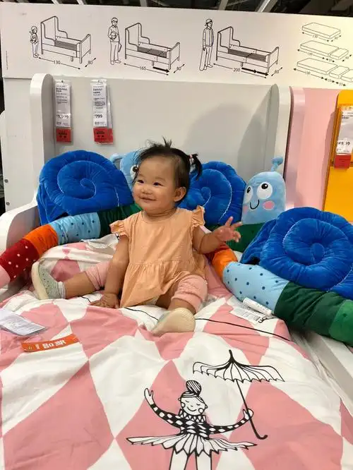 女儿出生335天78记昨天宜家睡醒和蜗牛合影