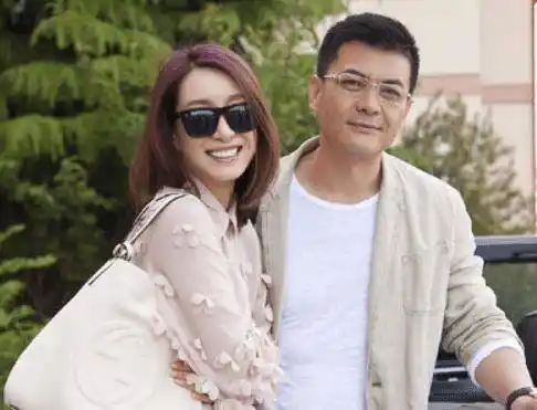 最近几年,唐静把自己的事业从荧幕前转到了后台,现在的她,不仅是一位