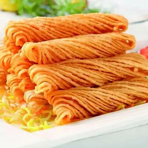 里面包着鸡蛋 或者是红枣 上面捏制有顶子,四周会贴面花  馓子(sǎn)