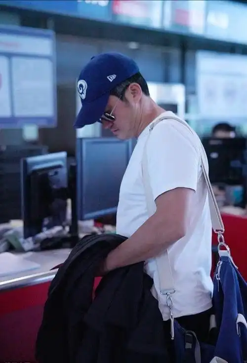 墨镜,脸部看着虽然有些发福不过却也还是比较小巧,如果吴京没有走糙