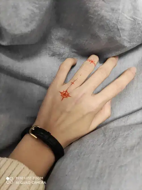 从小就爱往手上画