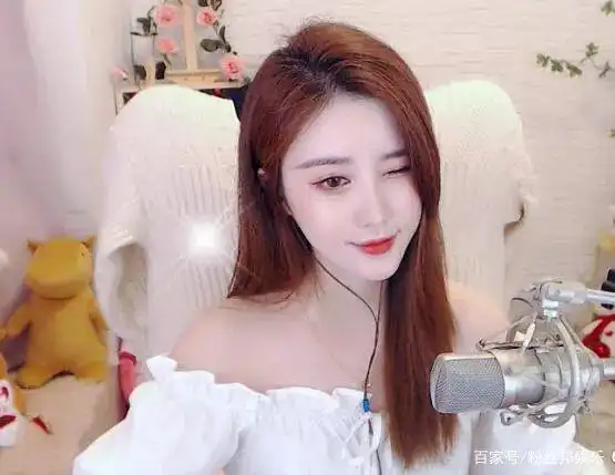 近日,虎牙直播平台出了一个"新瓜",女主播"小橘子"与粉丝线下聚会时