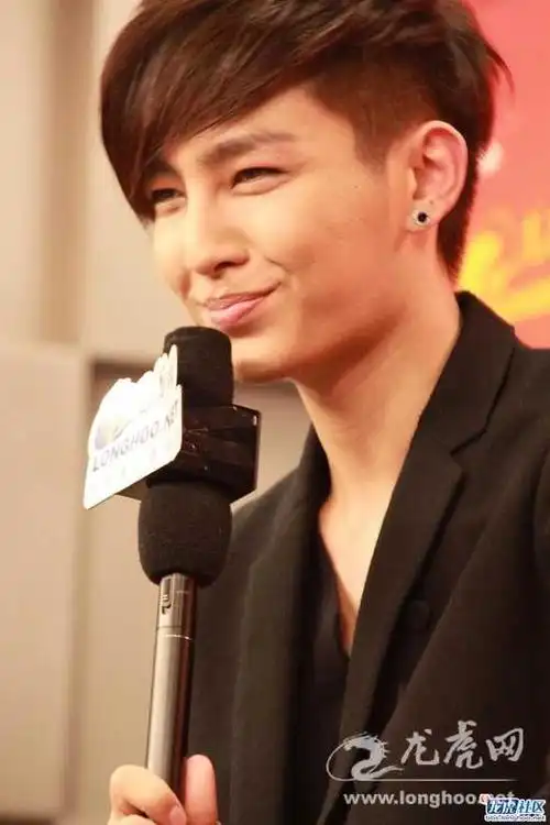 求炎亚纶笑得很灿烂的照片