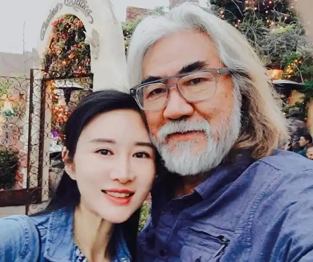 71岁张纪中与39岁妻子同框,眉毛色差成亮点,被嘲老黄瓜刷绿漆
