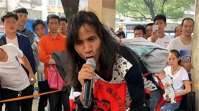贵州流浪歌手路边唱歌,没想到竟还有人围观,实力大不如从前了!
