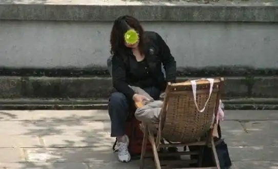 无法淡定:偷拍擦鞋女为老人提供性服务过程