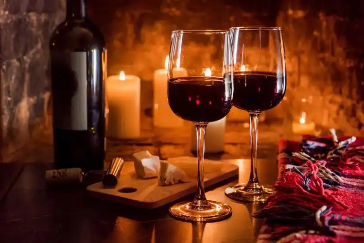 葡萄酒的眼镜和蜡烛