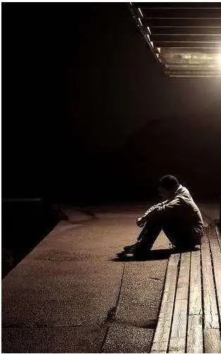 一个图片 在另一个图片定位_一个人落寞无助的图片 决定放弃一个人的