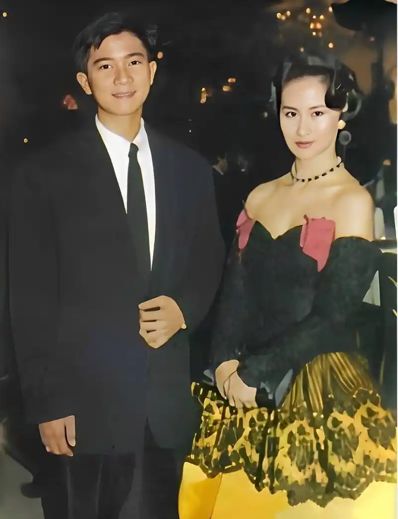 1988年,陈百强在30岁生日派对上留下了一张自己依偎在何超琼肩膀上的