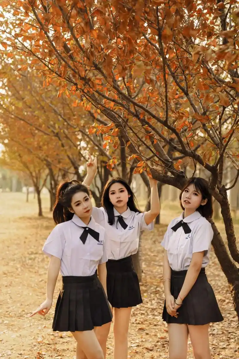 大学闺蜜毕业照绝了95.3人组寝室约拍 秋天校园风寝室约拍非 - 抖音