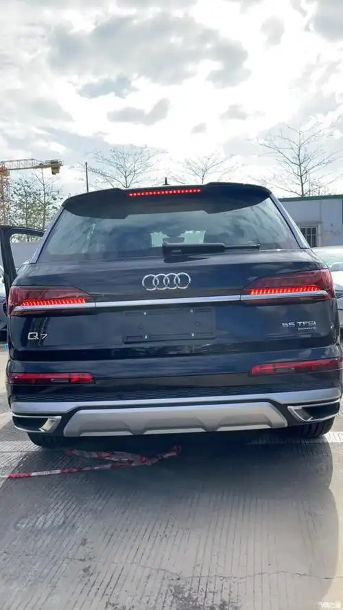 2022款奥迪q7顶配这两天就要提车了第一次看到现车