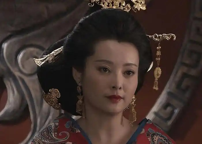 丈夫嫁出王昭君,儿子宠幸赵飞燕,王政军是怎样的传奇女子_王莽_傅昭仪