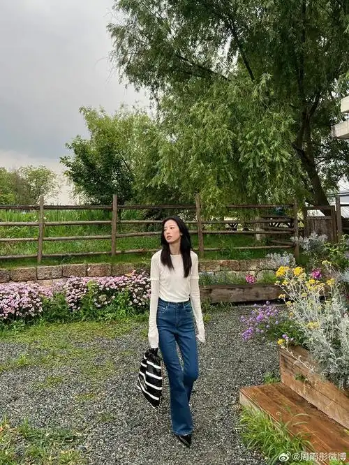 周雨彤蓝色牛仔裤