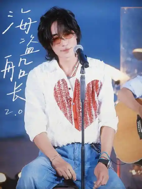 朱一龙长发墨镜摇滚造型