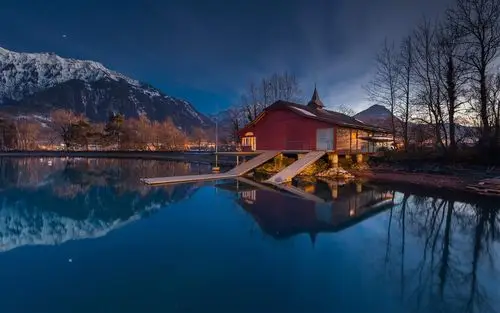 因特拉肯小镇-02—华为杂志锁屏雪山,鲜花,积木般的建筑还有童话里的